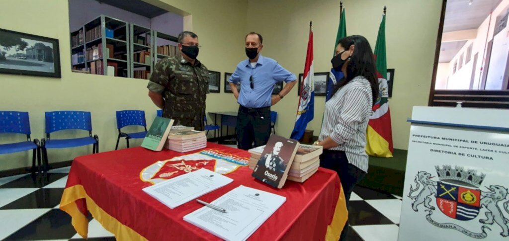 Biblioteca Pública recebe doação de livros do Exército