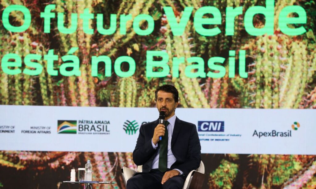 Brasil promete reduzir emissões de gases pela metade até 2030