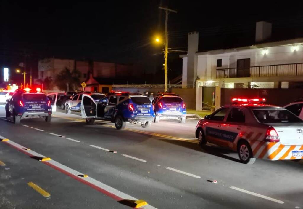 Agentes de segurança atuam contra aglomerações e som alto