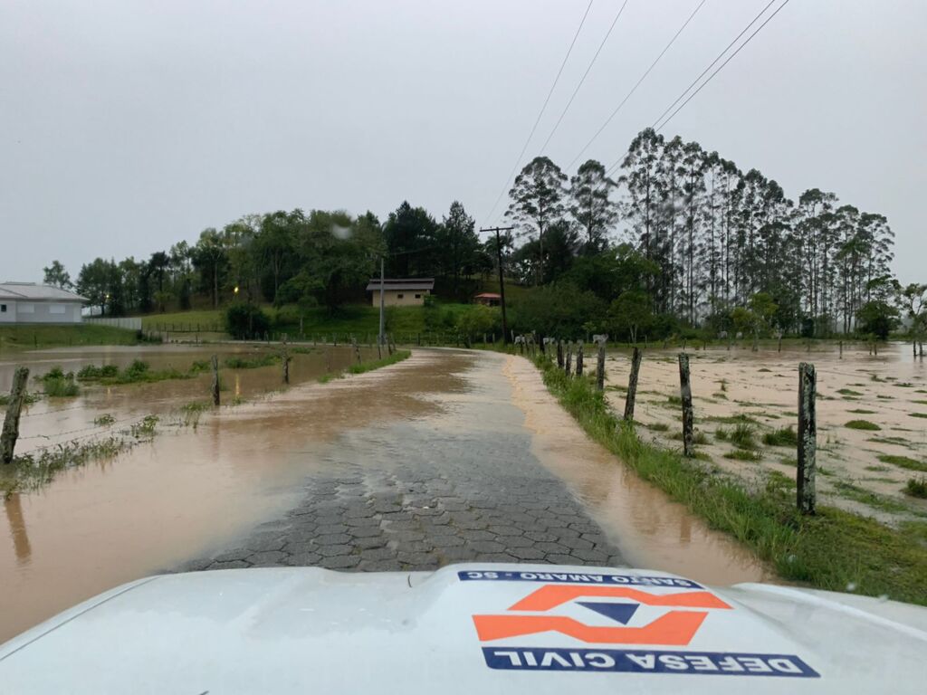 Com alerta para altos volumes de chuva até nos próximos dias, equipes seguem atuando em auxílio à população atingida em Santa Catarina