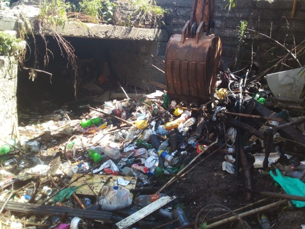 Sanep desobstrui canais da Ferreira Viana e da Santa Clara