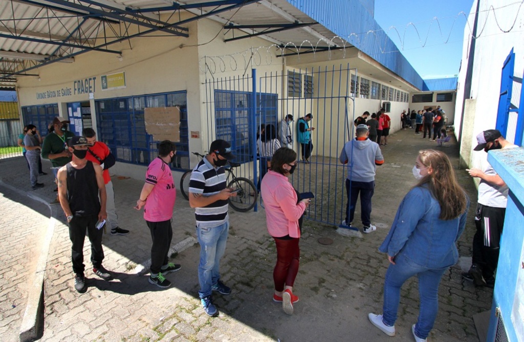 Pontos de vacinação registram filas