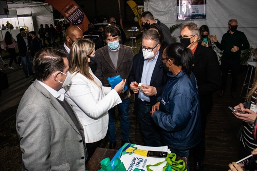 Governador em exercício conhece projeto de reciclagem de óleo