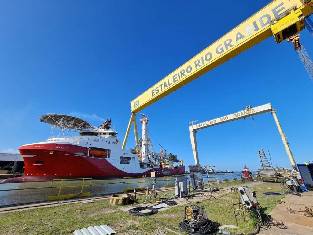 Navio Siem Helix deixa o estaleiro Rio Grande após passar por serviços de reparo