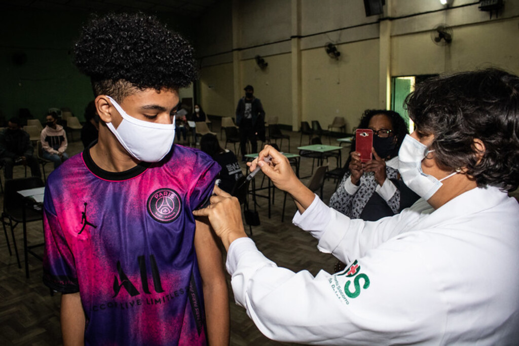 Cronograma de vacinação alcança jovens de 15 anos