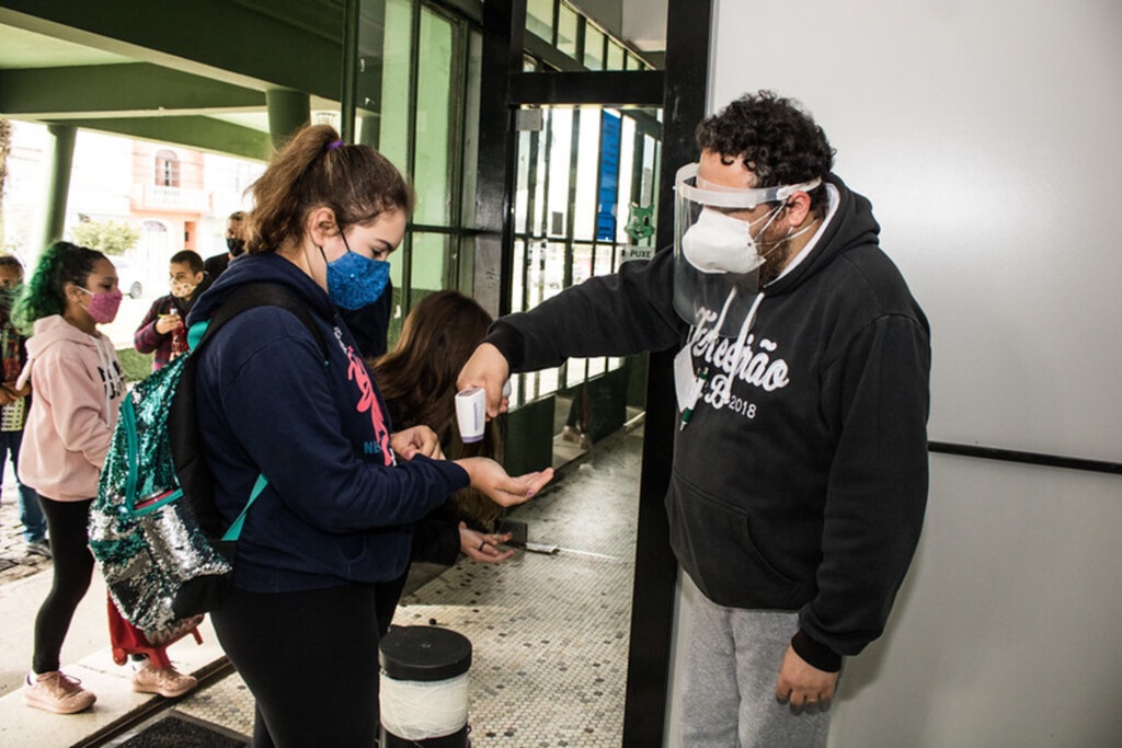 Estudantes retornam às aulas no Colégio Pelotense