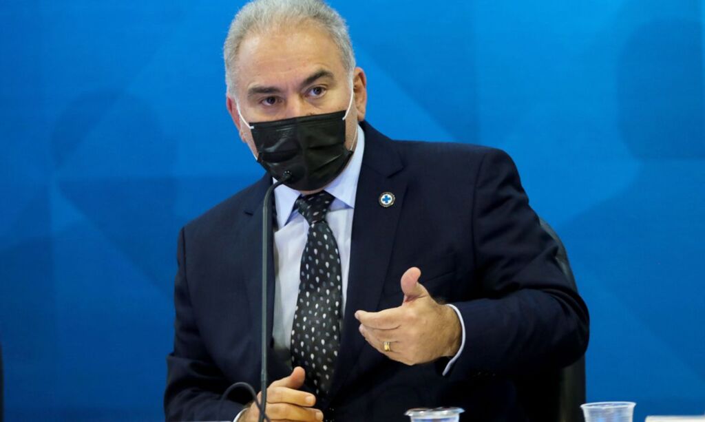 Efeitos adversos não podem interromper vacinação, diz ministro