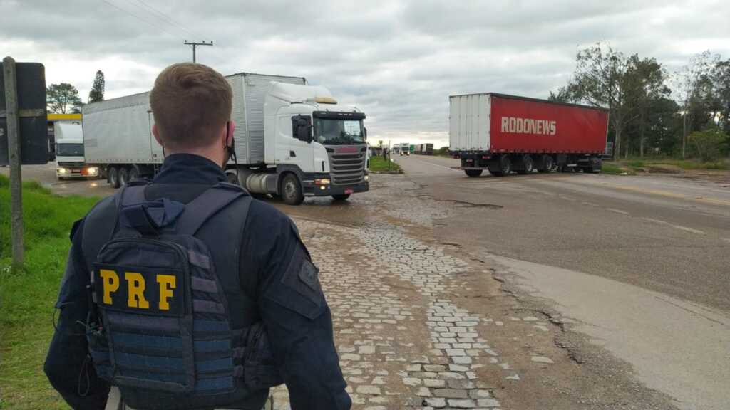 PRF libera trânsito em dois pontos na BR 116 em Camaquã e Turuçu