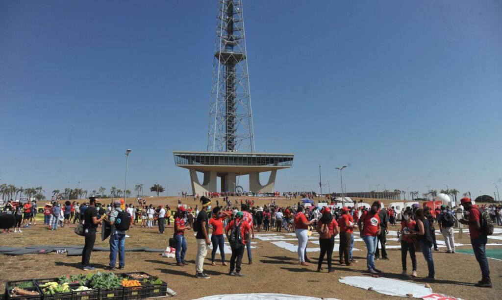 Manifestantes defendem democracia