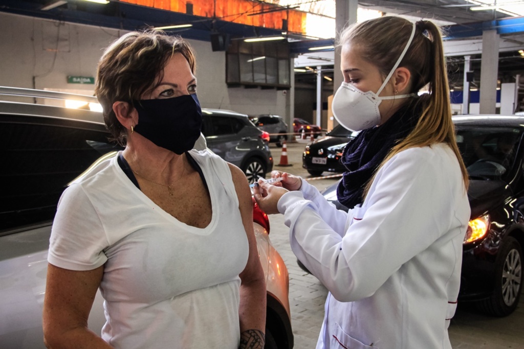 Prefeitura imuniza mais de 3 mil cidadãos nesta segunda-feira