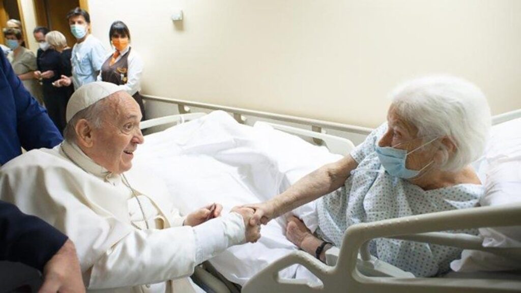 Papa Francisco ficará no hospital por mais alguns dias, diz Vaticano