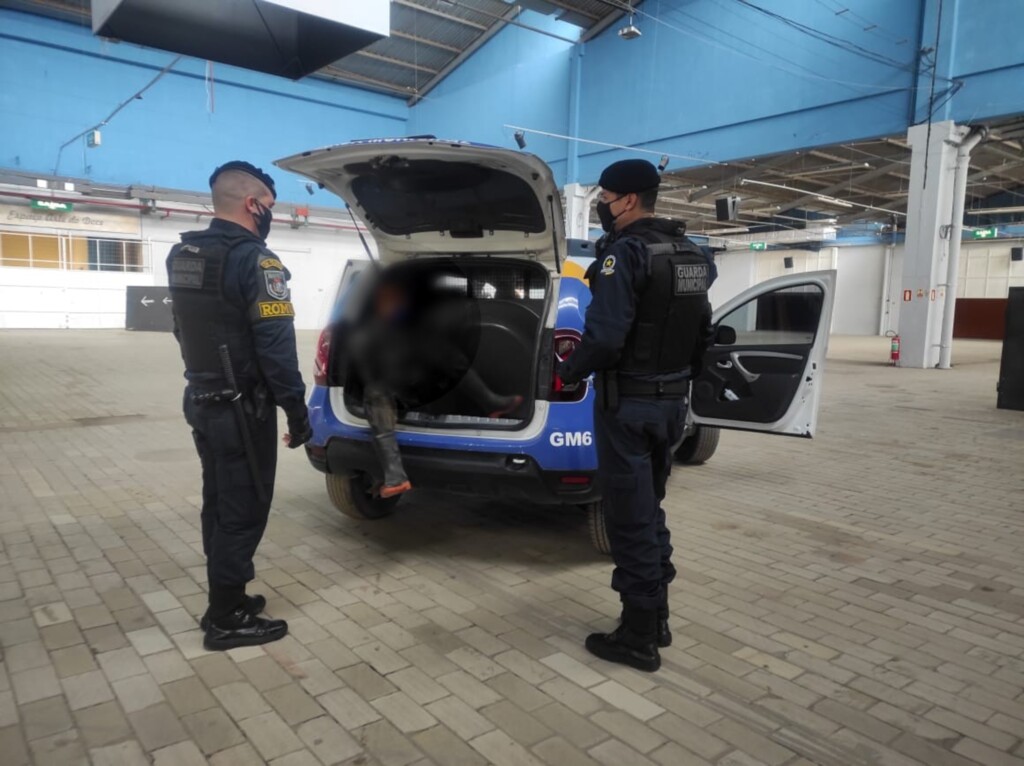 Homem é detido por racismo no drive-thru da vacinação
