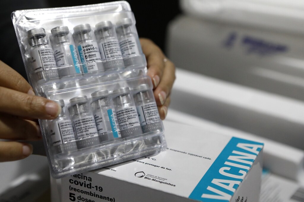 Estudos avaliam vantagens de maior intervalo da vacina AstraZeneca
