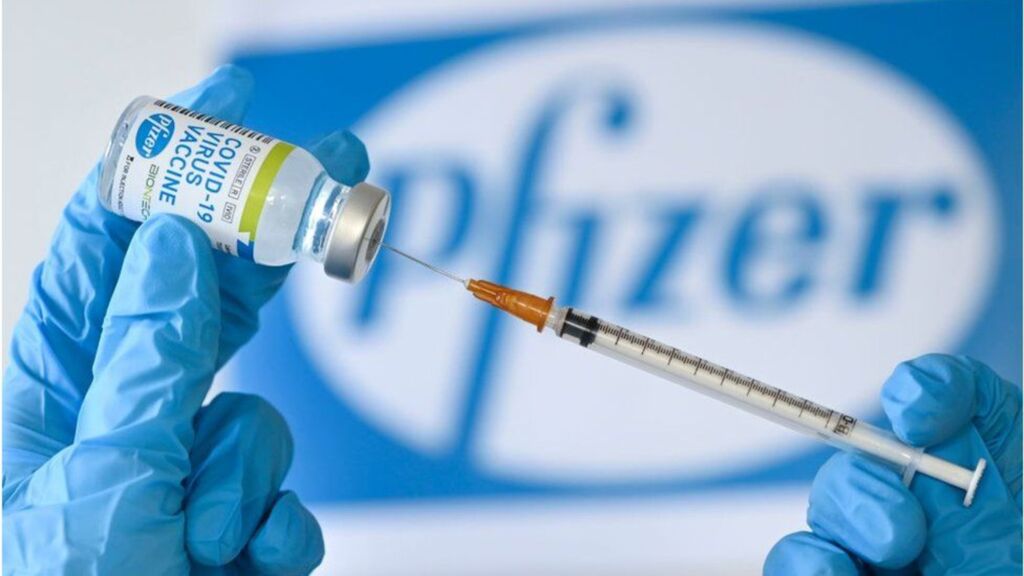 Novo lote de vacinas da Pfizer chega ao Brasil