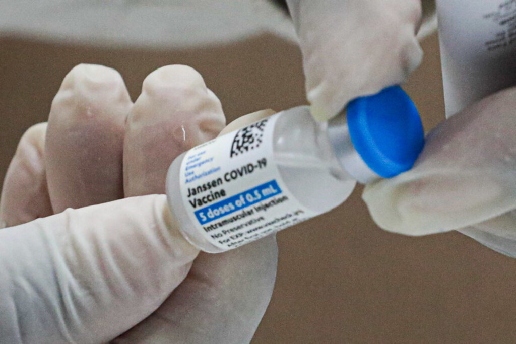 Lote com 3 milhões de doses da vacina da Janssen chega ao Brasil