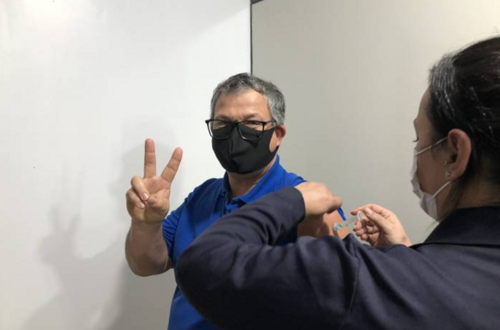 Servidores do Sanep são vacinados contra a Covid-19