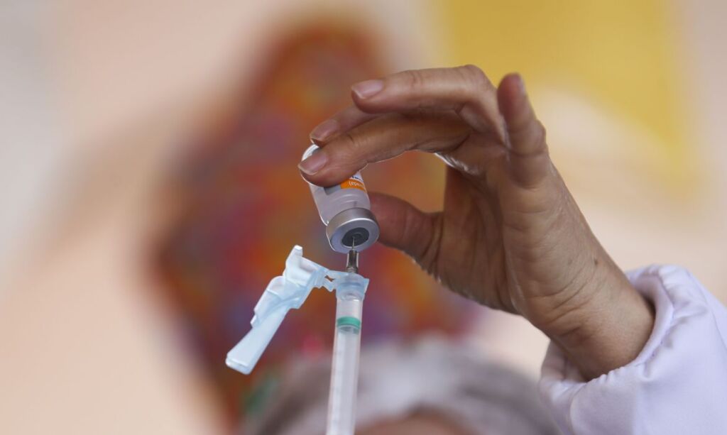 Brasil tem 18,2 milhões de casos acumulados de Covid-19