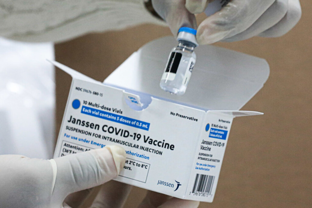 Novo lote com 300 mil doses da vacina da Janssen chega ao Brasil