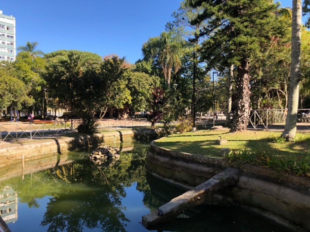 Sanep realiza limpeza do lago da Praça Cel. Pedro Osório
