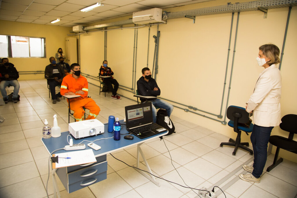 Prefeita visita curso para reeducandos do Mão de Obra Prisional