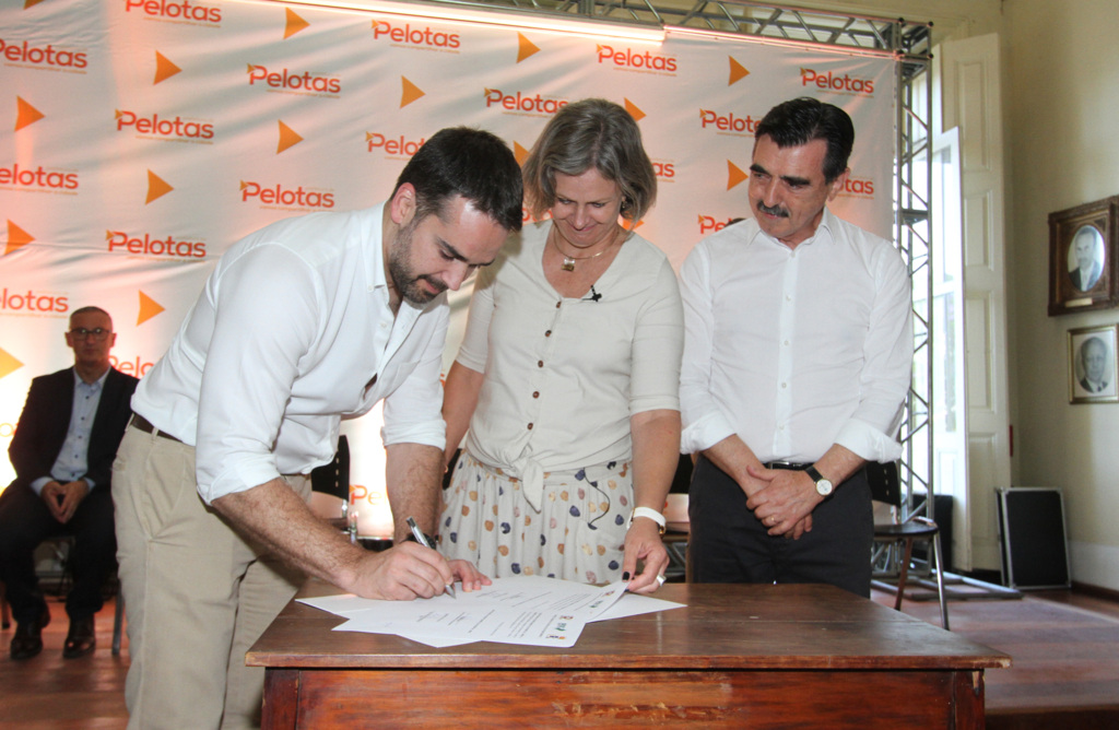 Foto: Carlos Queiroz - DP - Contrato, firmado entre Município e BRDE, teve Eduardo Leite, governador eleito, assinando como testemunha