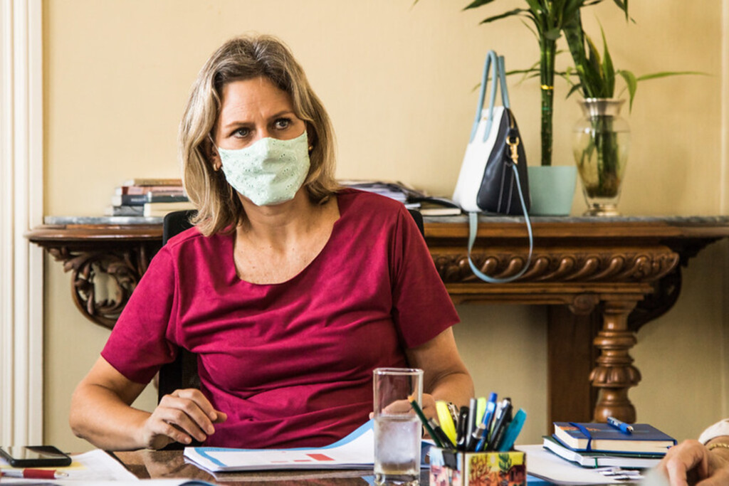 Prefeita analisa dados sobre a Covid-19 em crianças