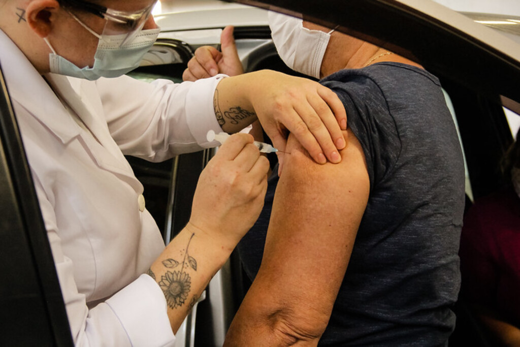Segunda dose para idosos com 69 anos será aplicada nesta quinta-feira