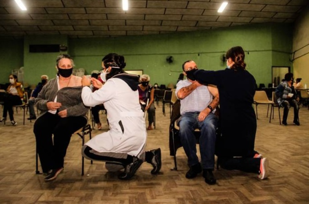 Segunda dose chega para idosos com 69 anos em Pelotas