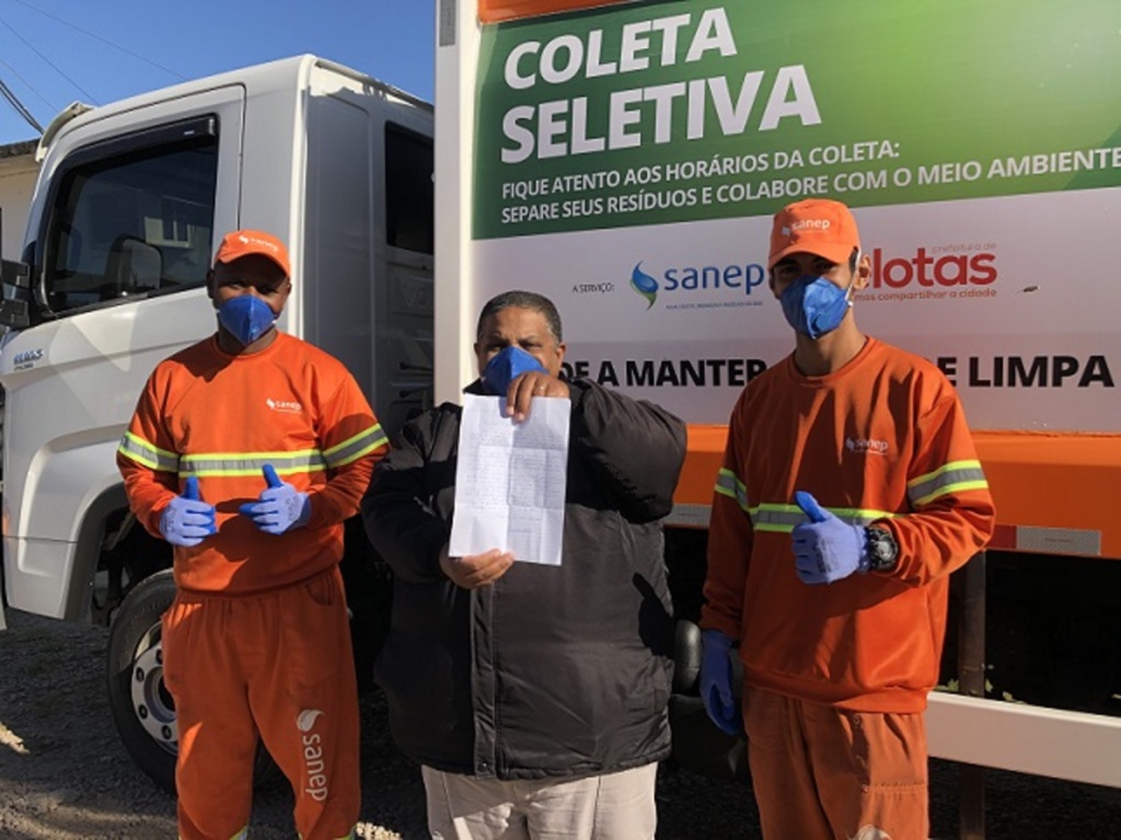 Equipe de coletores recebe carta de reconhecimento pelo serviço prestado