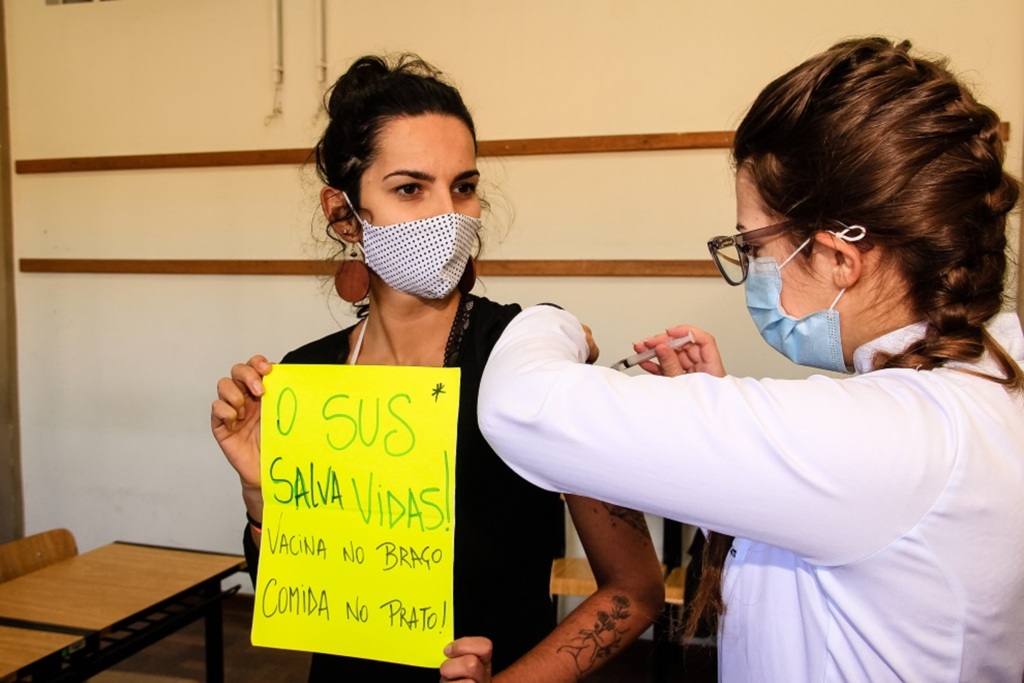Mais de 400 profissionais da saúde recebem 1ª dose da vacina
