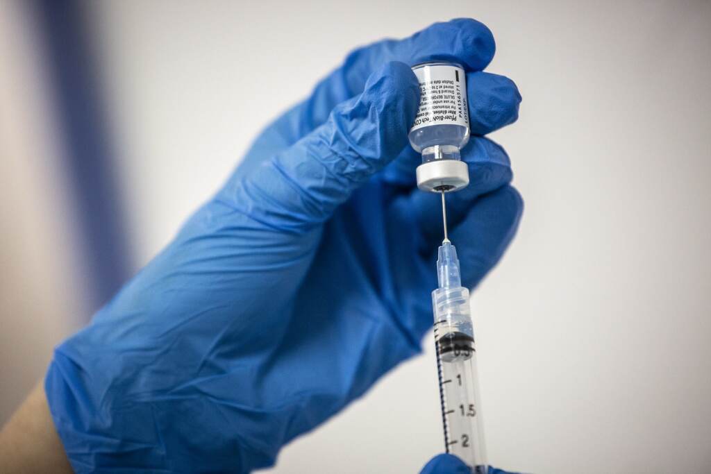 Israel investiga casos de inflamação no coração de vacinados