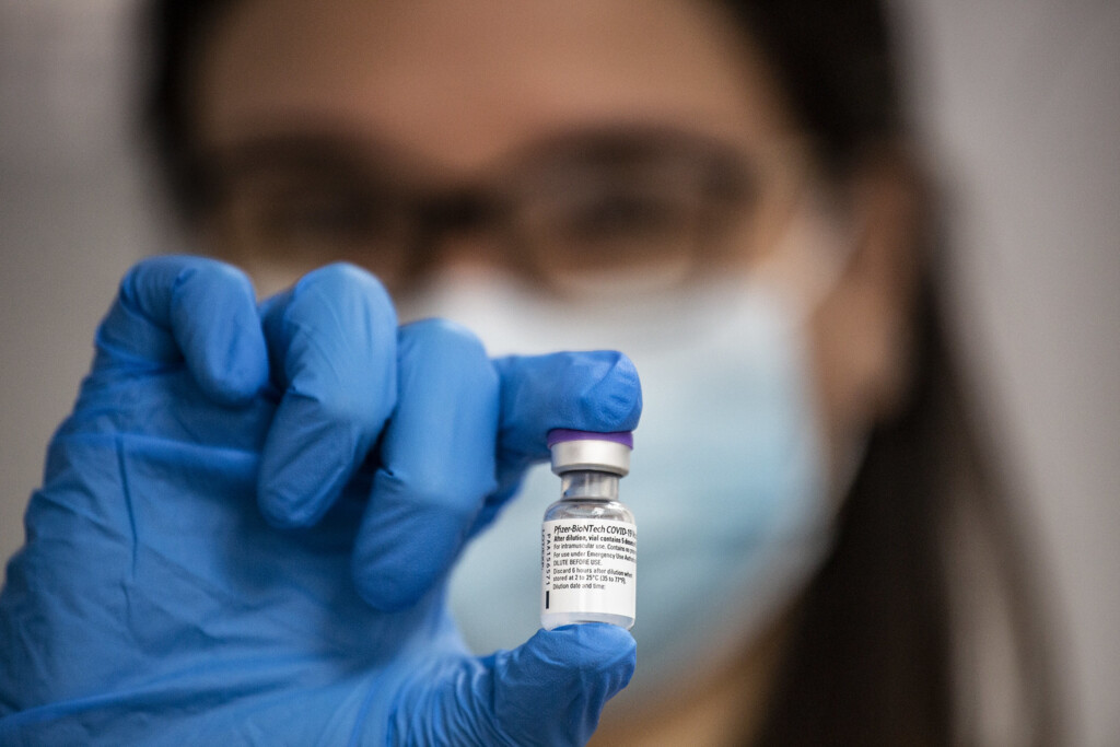 Uma dose de vacina reduz infecção em até 65%, revela estudo