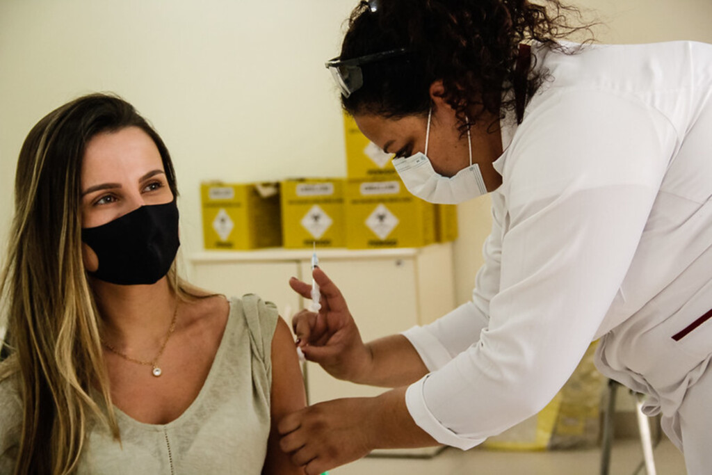 Profissionais de saúde receberão 2ª dose da vacina