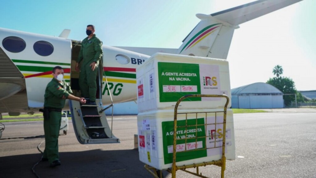 Aeronaves do Estado levam vacinas para 303 municípios