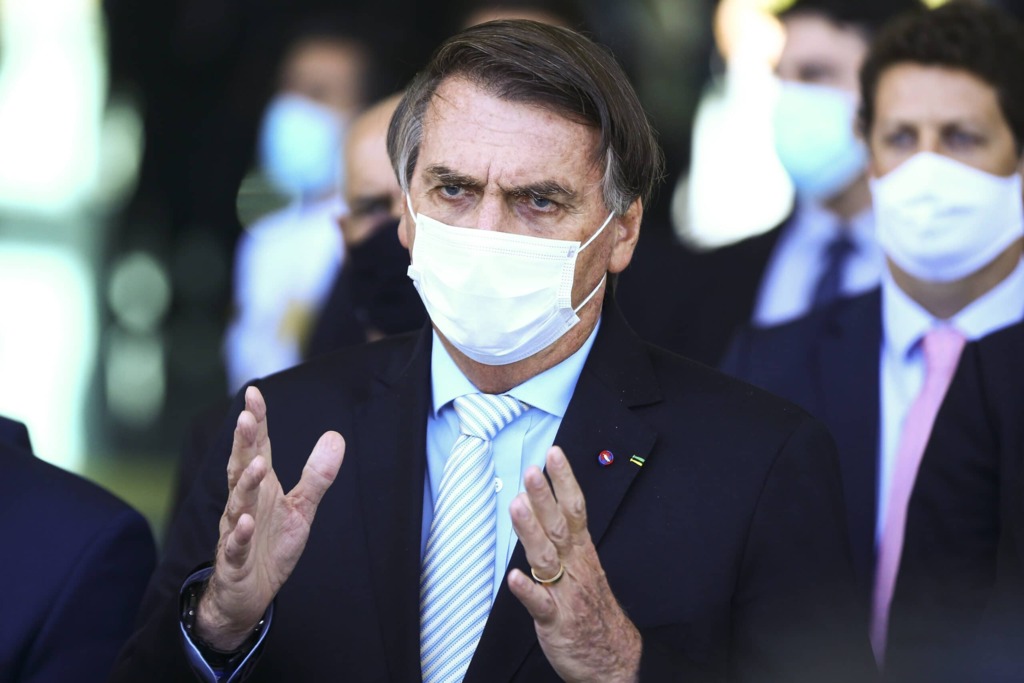 Forças Armadas devem começar a vacinar população, diz Bolsonaro