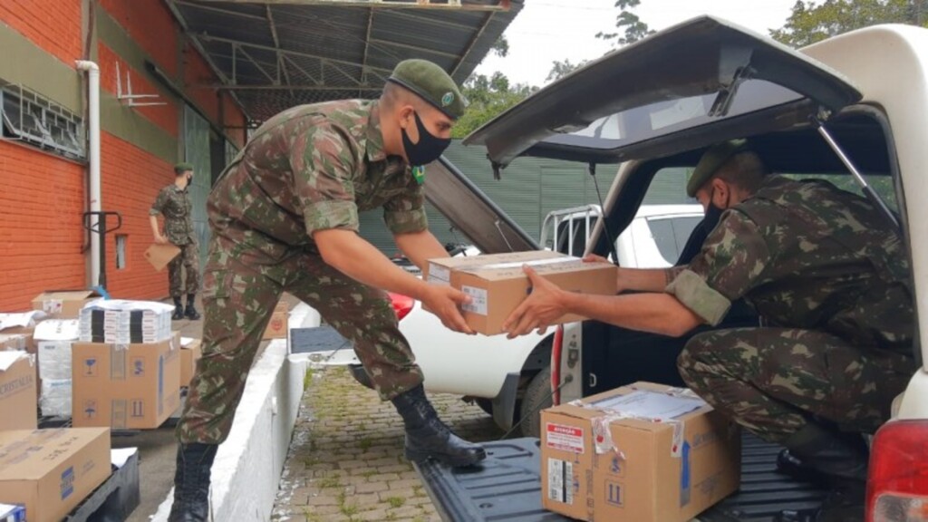 Exército distribui maior lote de medicamentos do kit intubação nesta terça-feira