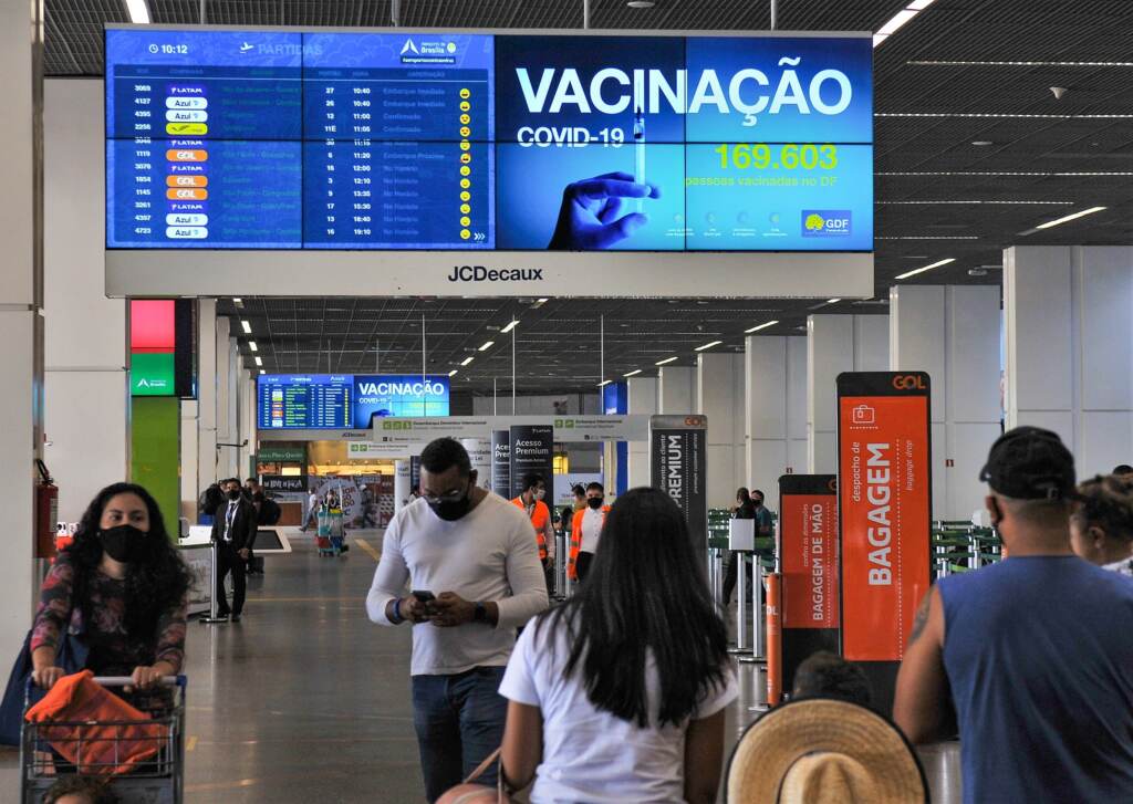 Regras para uso de máscaras em aviões e aeroportos ficam mais rígidas