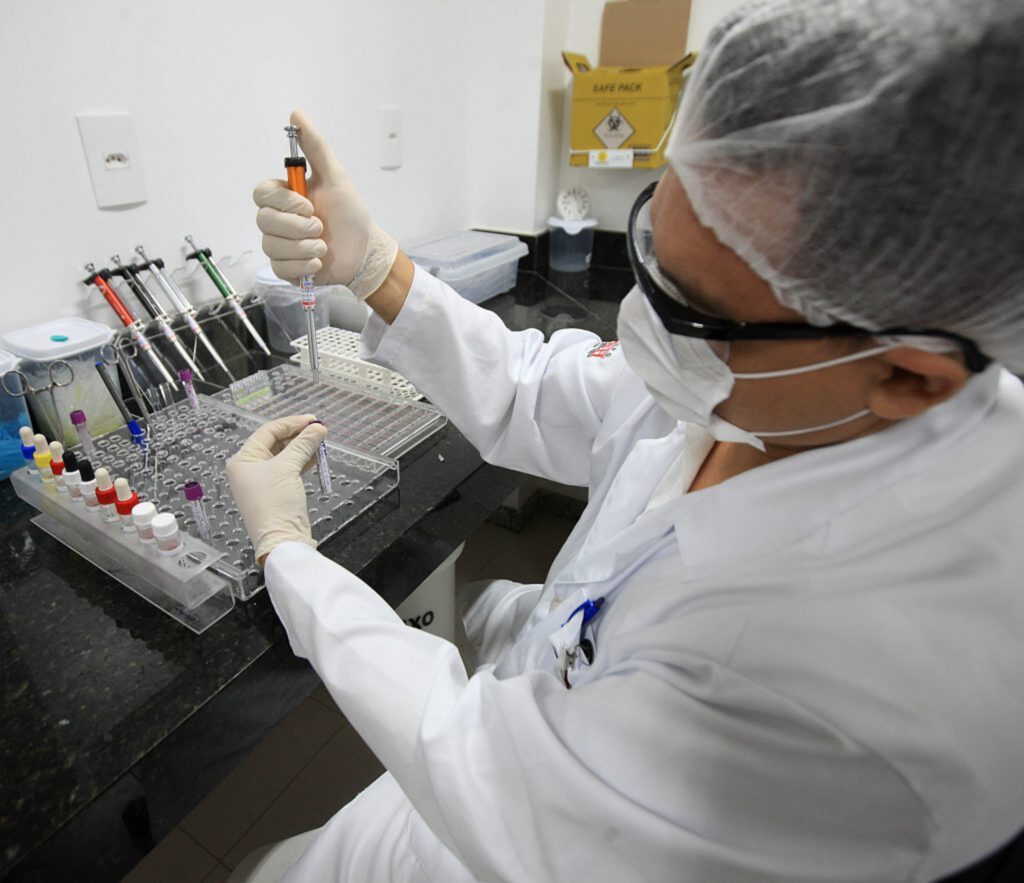 Média de mortes por Covid-19 tem 1ª queda depois de um mês de alta