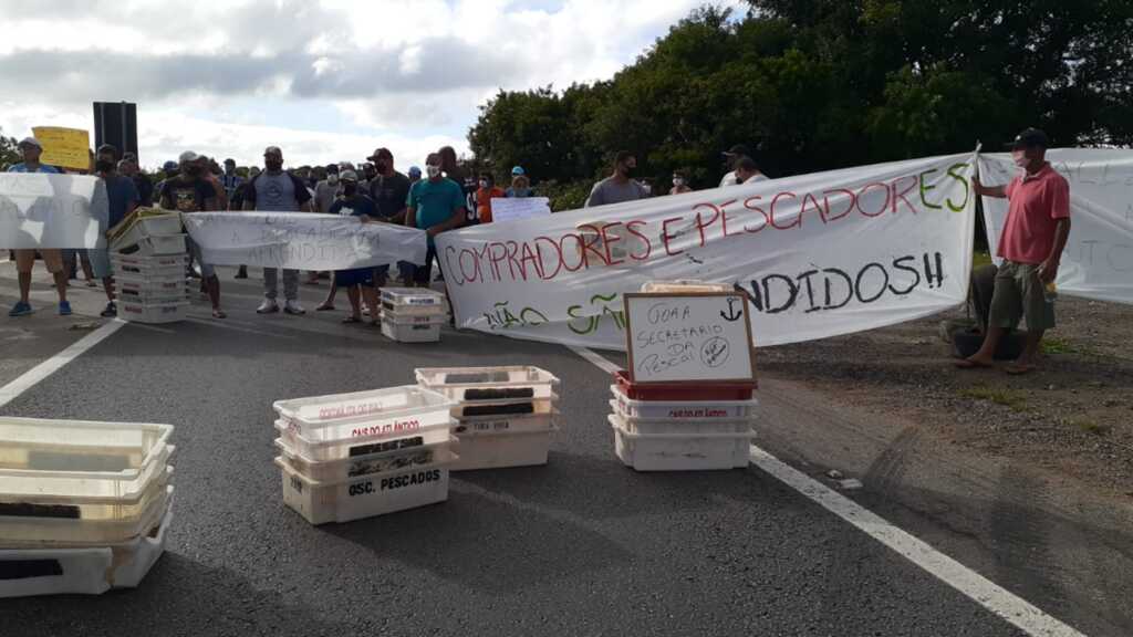 Pescadores bloqueiam BR-392 em Pelotas e Rio Grande