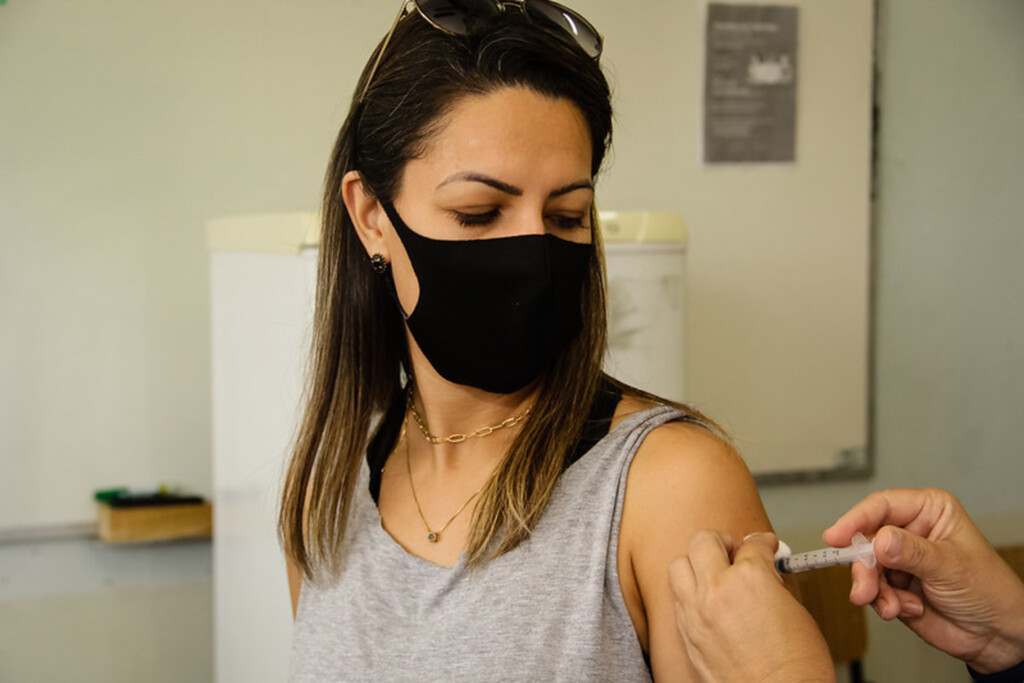 Prefeitura retoma vacinação de profissionais de saúde nesta quinta-feira