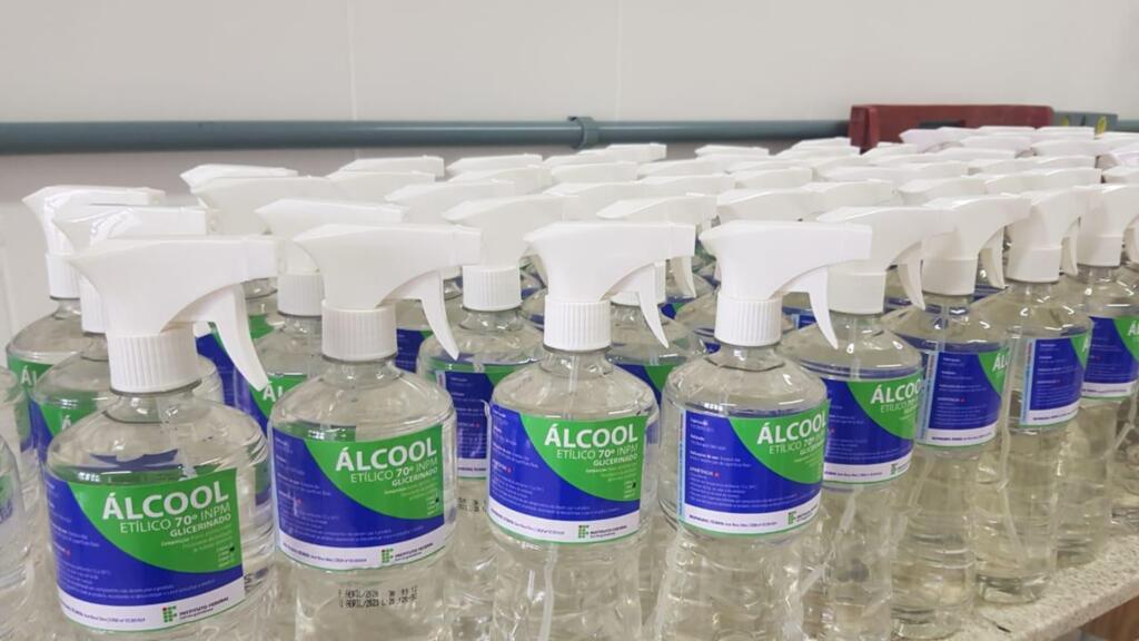 HUSFP recebe doação de 300 litros de álcool produzidos pelo curso de Química do IFSul