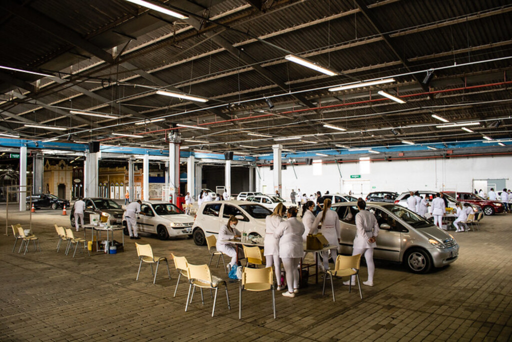 Mais de 1,1 mil idosos foram imunizados nesta segunda-feira