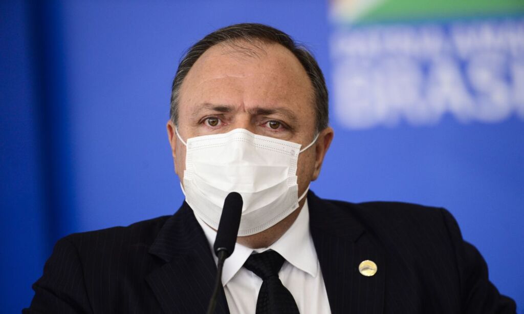 Ministro Pazuello nega atraso em cronograma de vacinação