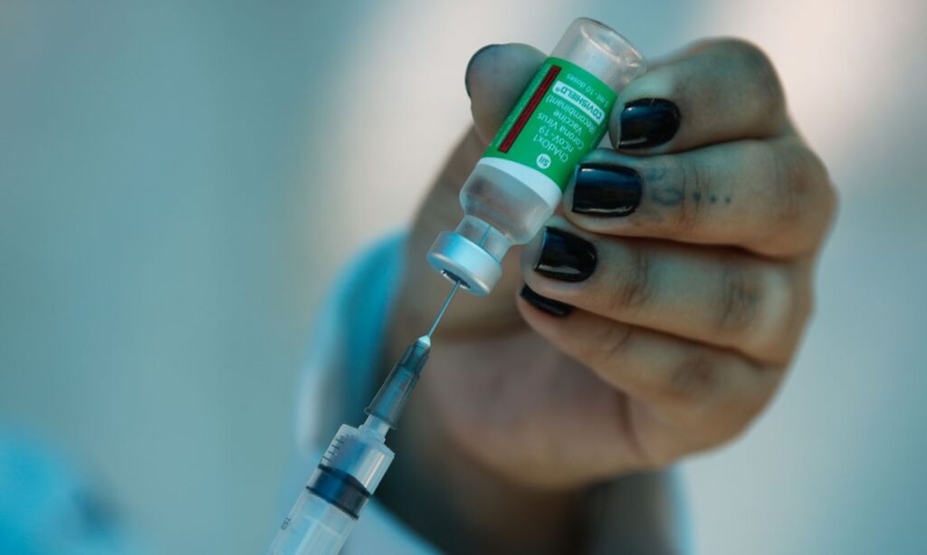 Bio-Manguinhos deve liberar vacinas importadas na quarta-feira