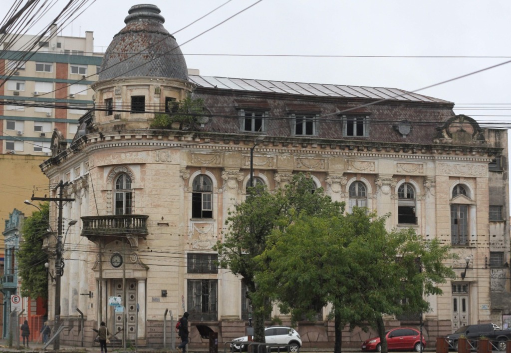 Em deterioração à espera de algum uso