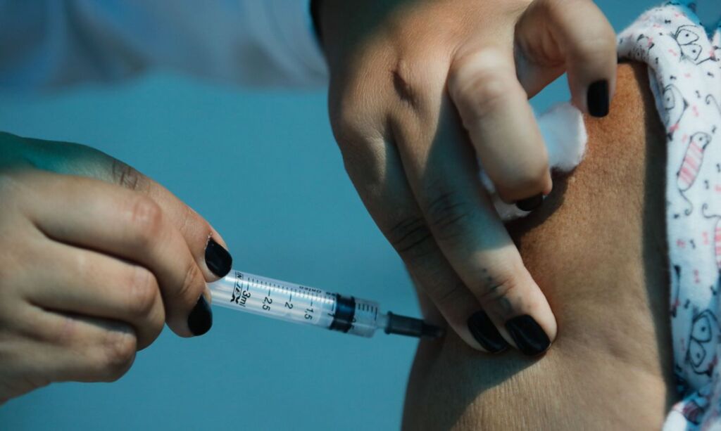 Governo negocia compra de mais 30 milhões de doses
