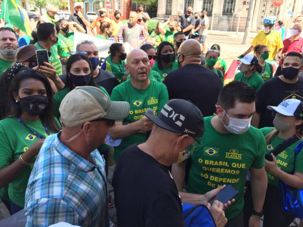 Funcionários da Havan protestam em frente à prefeitura de Pelotas