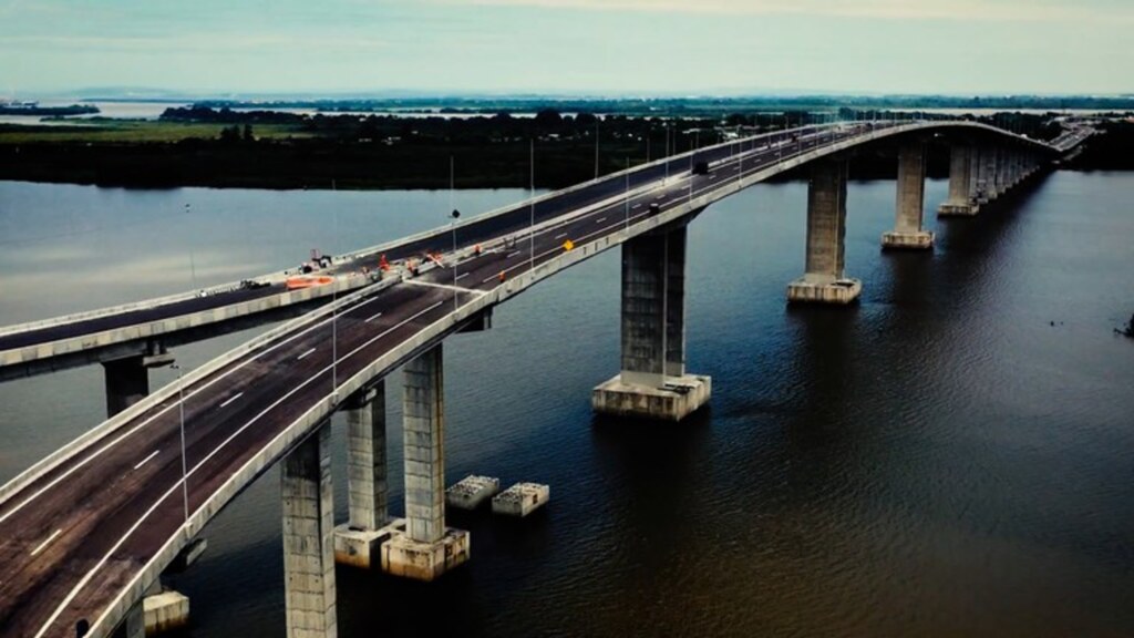 Presidente Jair Bolsonaro e governador Eduardo Leite inauguram ponte do Guaíba