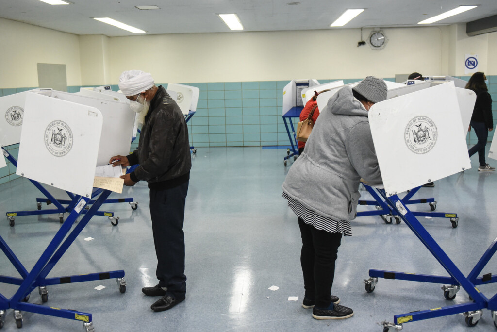 Urnas começam a fechar em eleição dos EUA