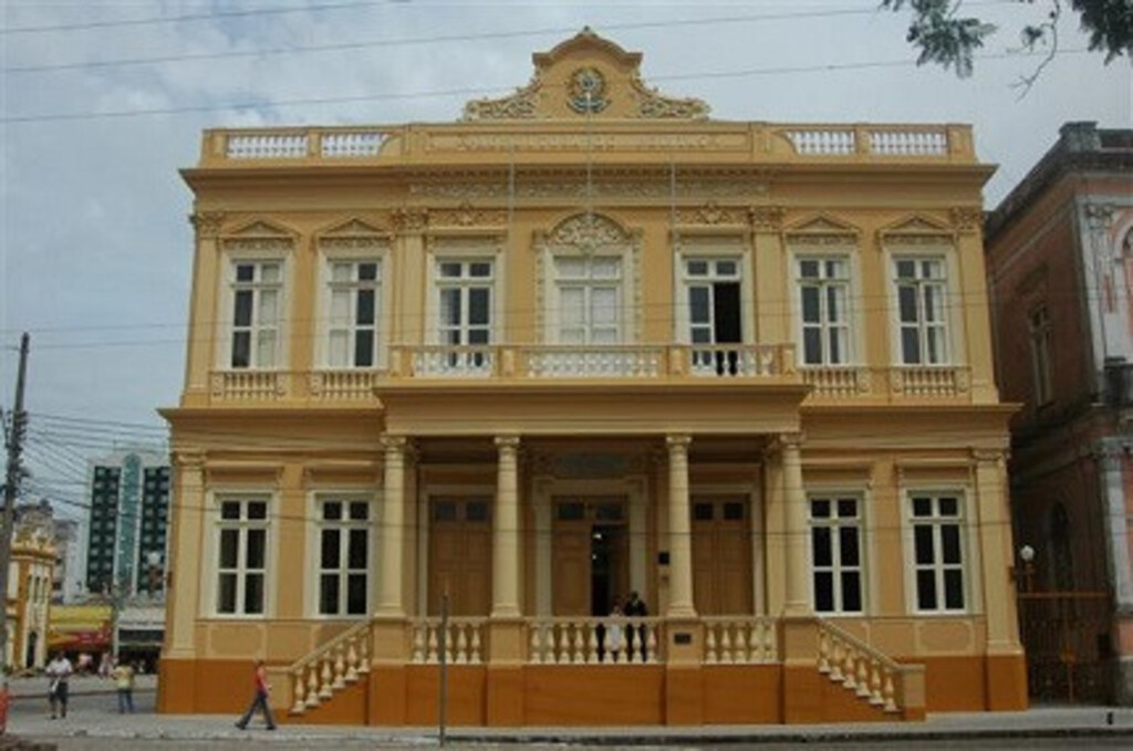 Prefeitura convoca profissionais de diversas áreas